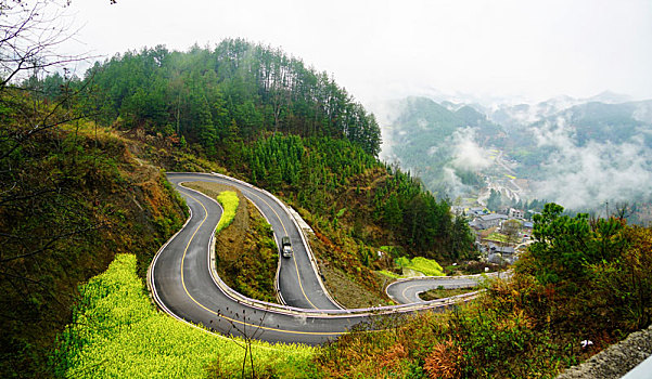 武陵山区春天早晨雾景美