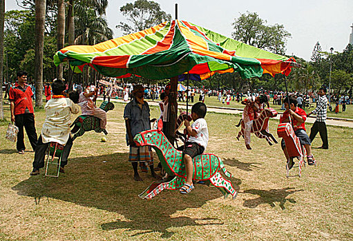 一群孩子,游乐设施,旋转木马,活动场,正面,达卡,大学,新年,喜庆,孟加拉,四月,2008年