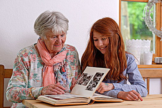 孙女,祖母,看,相册,巴伐利亚,德国,欧洲