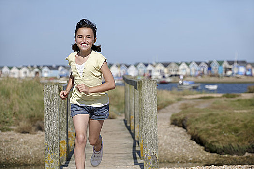英格兰,女孩,跑,上方,人行天桥,海滩小屋,背景