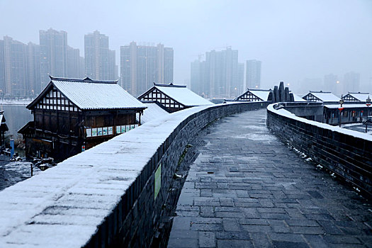 湖南常德,江南春雪装扮仿古建筑群,如同清明上河图