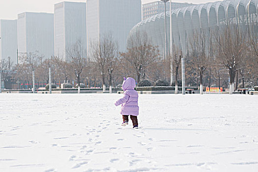 玩雪的小女孩