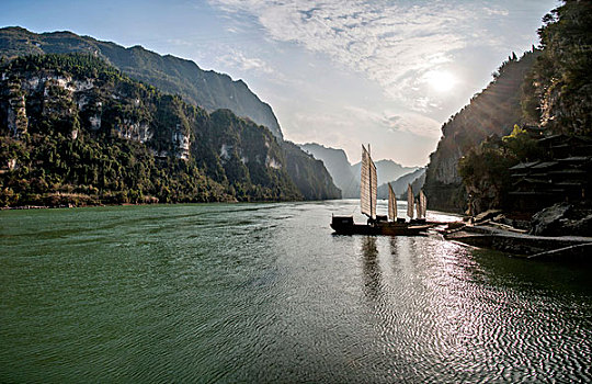 湖北夷陵长江三峡灯影峡里的峡江帆船