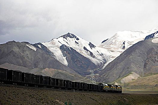 雪山下的火车