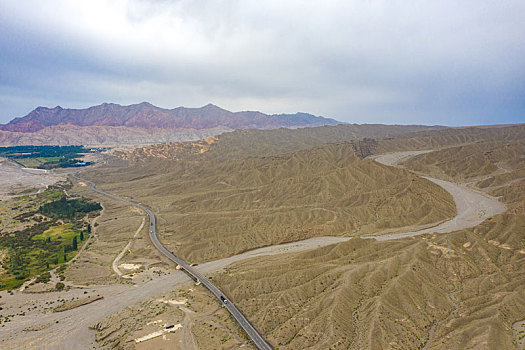 独库公路边的库车河