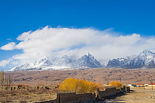 新疆,雪山,民居,蓝天