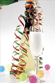 香槟,玻璃杯,香槟酒瓶,彩纸带