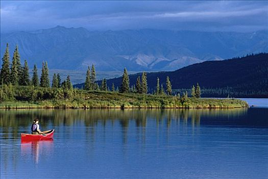 女人,独木舟,旺湖,阿拉斯加山脉