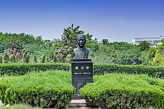 潘汉年雕像建筑景观