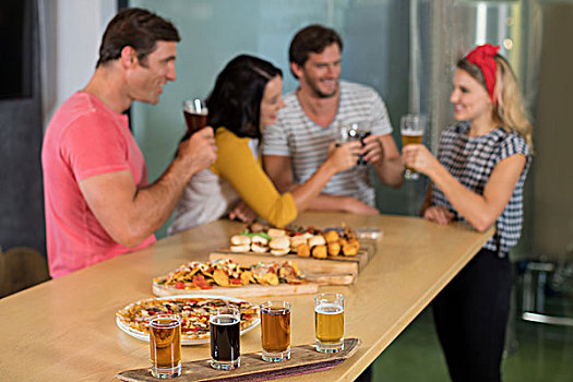 特写,啤酒杯,桌上,朋友,背景,享受,酒吧
