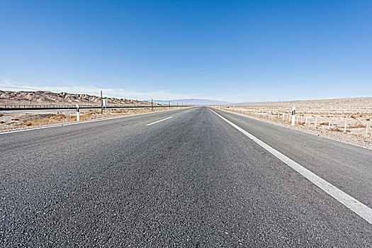 中国西部荒野道路