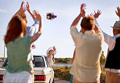 新娘,投掷,花束,汽车