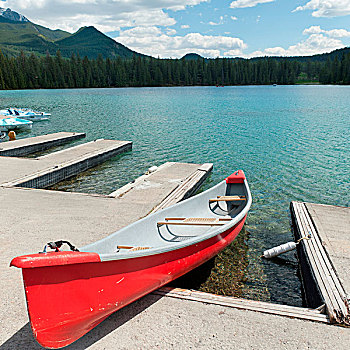 独木舟,码头,湖,碧玉国家公园,艾伯塔省,加拿大
