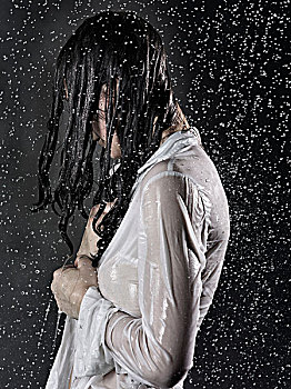 侧面视角,女人,穿,白衬衫,浸透,雨