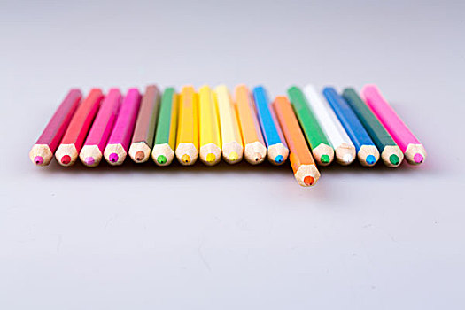 一支突出的彩色铅笔