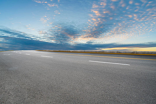 前景为空的道路地面和户外自然景观