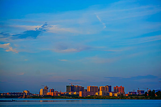 建筑群,高楼,河,灯,夜景,倒影,蓝天,白云