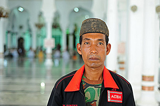 indonesia,sumatra,banda,aceh,portrait,of,adult,man,in,baiturrahman,grand,mosque,mesjid,raya