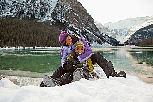母亲,儿子,坐,雪地,路易斯湖,艾伯塔省,加拿大