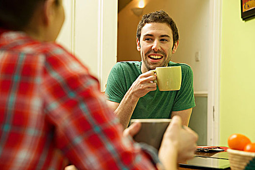 年轻,情侣,早餐,男人,拿着,咖啡杯