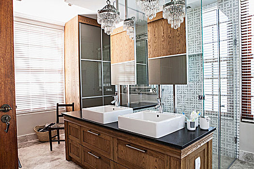 浴室,现代,传统风格,盥洗盆,两个,吊灯,正面,光滑,淋浴,区域