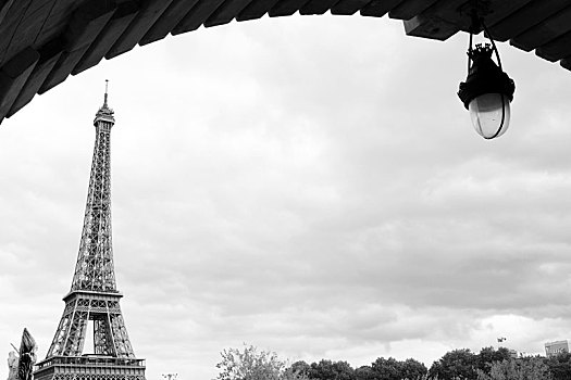 法国巴黎埃菲尔铁塔与路灯
