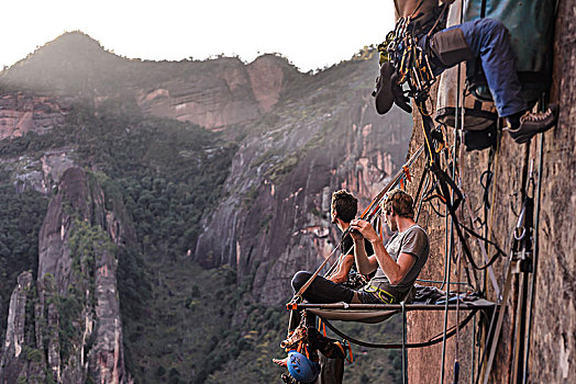 两个,攀岩者,坐,观景,云南,中国
