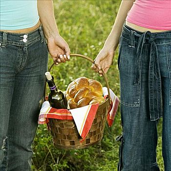 两个女人,拿着,野餐篮
