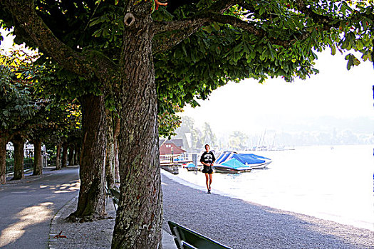 瑞士琉森湖岸边锻炼身体的人