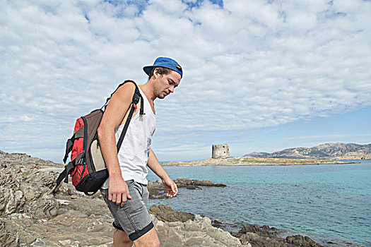 男青年,岩石上,海洋,背包,俯视,萨丁尼亚,意大利