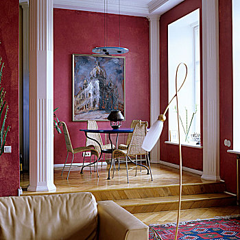 传统,客厅,桌子,椅子,墙壁,涂绘,微暗,粉色,白色,粉饰灰泥,柱子