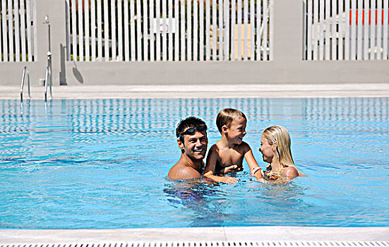 高兴,年轻家庭,开心,游泳池,暑假