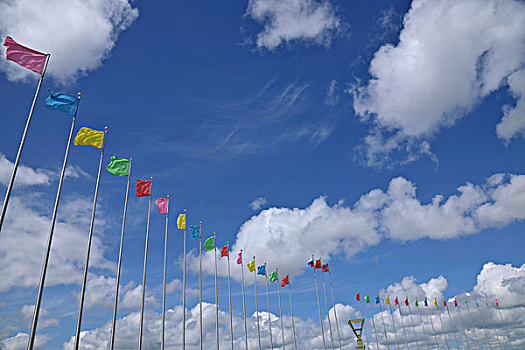 内蒙古呼伦贝尔满洲里俄罗斯套娃广场上的旗帜