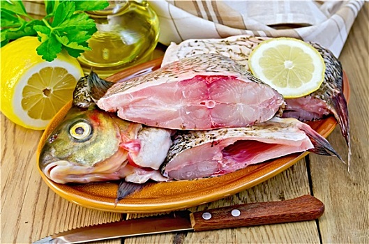 铜盆鱼,生食,粘土,盘子,柠檬,木板