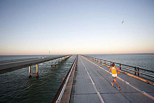 女人,跑,桥,上方,海洋,后视图,佛罗里达礁岛群,美国