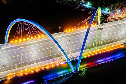 航拍河南郑州新郑创业路跨轩辕湖桥夜景灯光秀