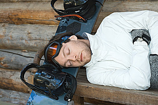 男青年,躺着,长椅,休息,迎面,滑雪板,闭眼