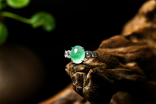 宝石戒指