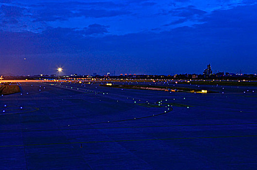 夜幕下的飞机滑行道