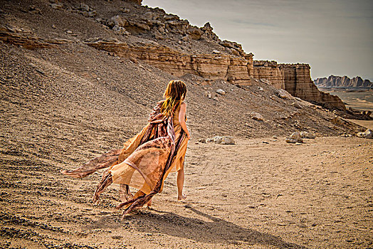 新疆,罗布泊,雅丹地貌,沙漠,沙岩,女人,奔跑