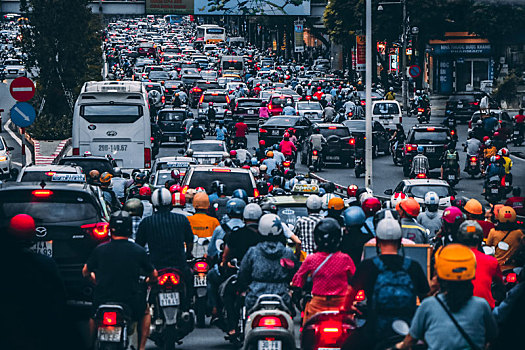 越南河内夜市摩托车汽车车流