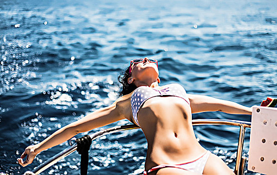 女人,比基尼,享受,太阳,海洋,船