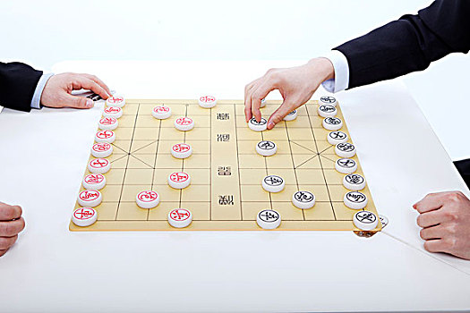 两个商务男士下中国象棋