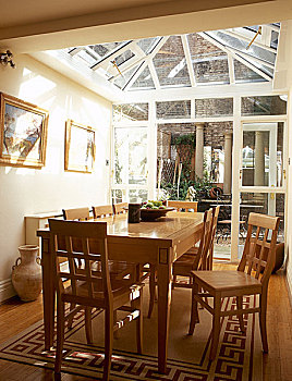 现代,温室,玻璃屋顶,餐厅,木桌,椅子,地毯