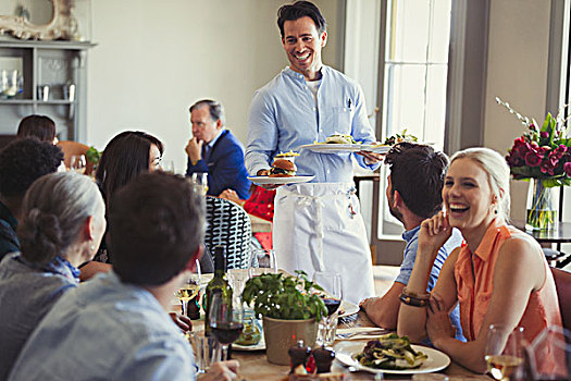 微笑,服务员,食物,朋友,就餐,餐厅桌子