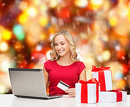 圣诞节,休假,科技,购物,概念,微笑,女人,红色,留白,衬衫,礼盒,信用卡,笔记本电脑,上方,红灯,背景