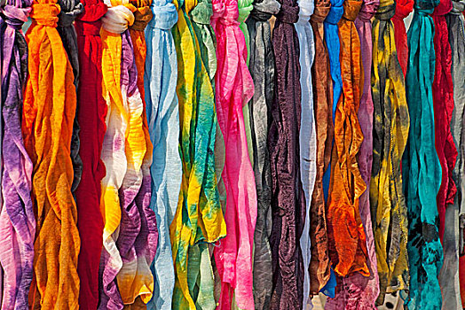 排列整齐的彩色围巾