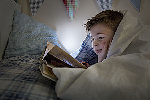 男孩,卧,床上,包着,羽绒被,读,书本