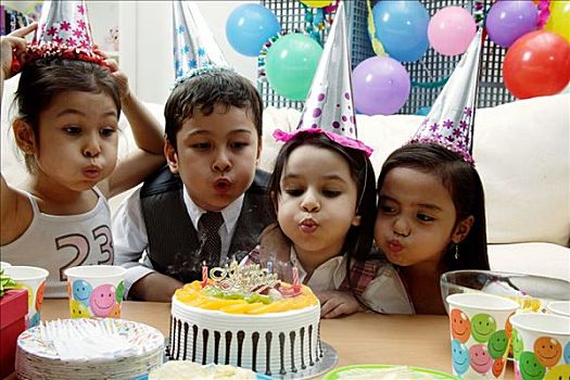 孩子,庆贺,生日,吹,蜡烛,蛋糕