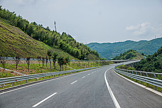 山谷中的高速公路